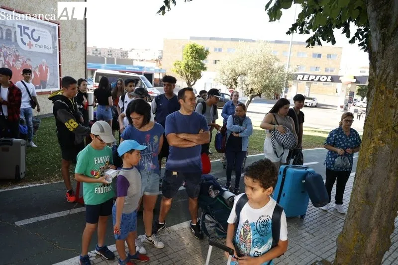Salida de los menores que disfrutarán el campamento de verano de Cruz Roja Salamanca. Foto de David Sañudo