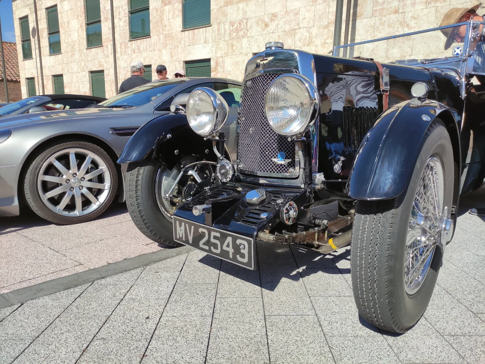 Automóviles exclusivos de las marcas Aston Martin y Porsche en la plaza del Mercado Viejo. Foto Museo de Historia de la Automoción