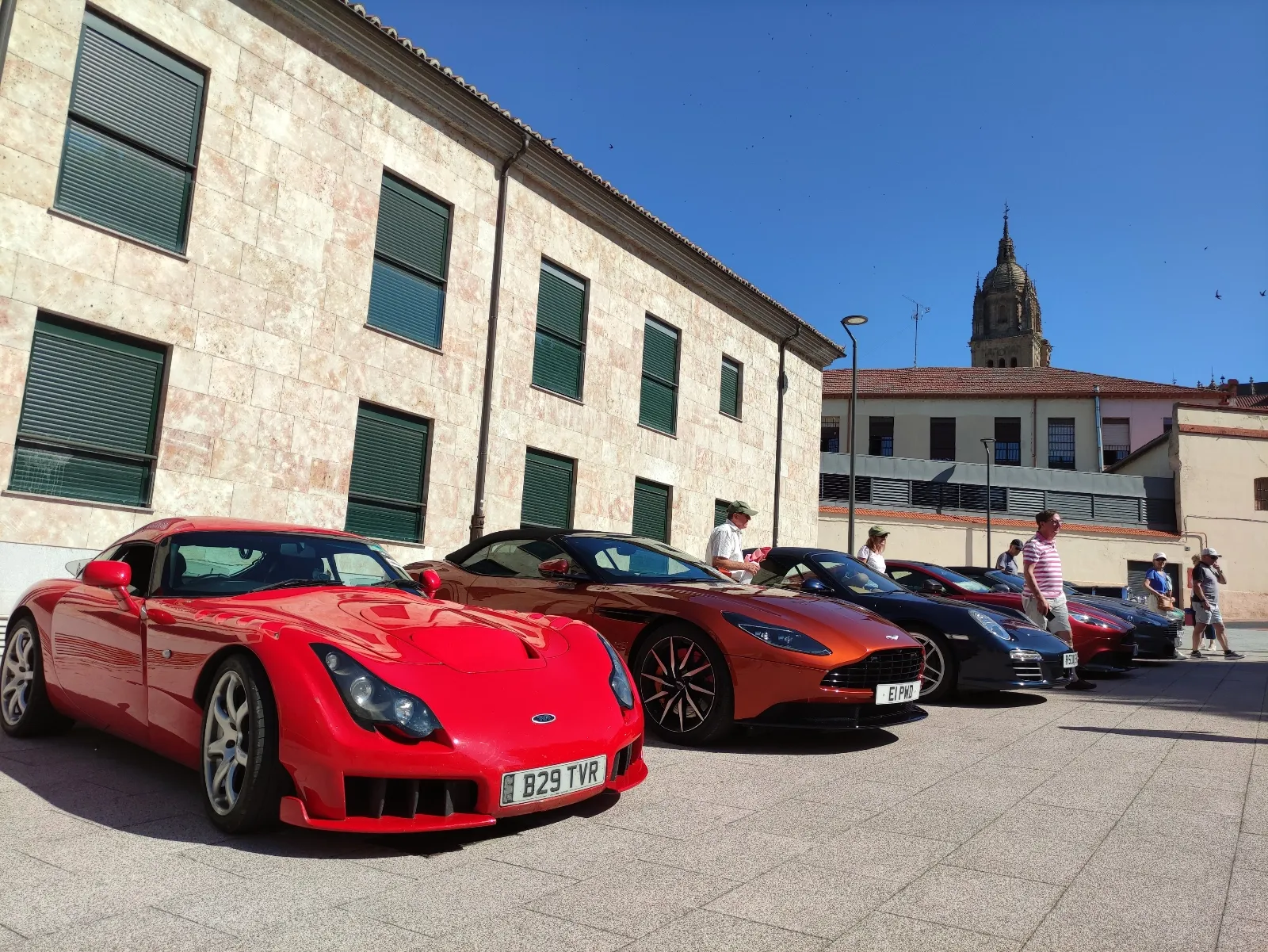 Automóviles exclusivos de las marcas Aston Martin y Porsche en la plaza del Mercado Viejo. Foto Museo de Historia de la Automoción