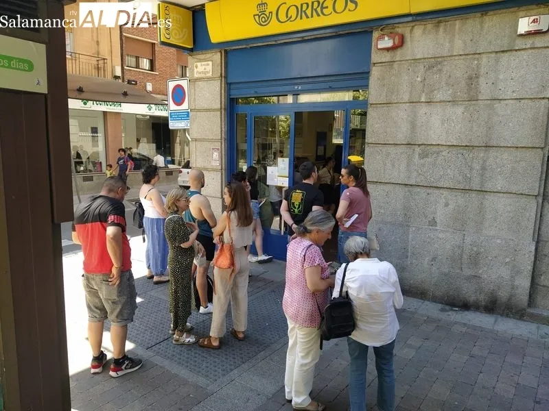 Colas en la oficina de Correos de la avenida de Portugal. Foto de David Sañudo
