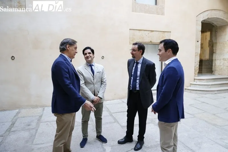 El alcalde de Salamanca, Carlos García Carbayo, el subdirector de la Fundación General de la Universidad, Luis Rodríguez, y el CEO de Startup Olé Accelerator, Emilio Corchado, firman un convenio de colaboración para la celebración de Startup Olé 2023. Fot