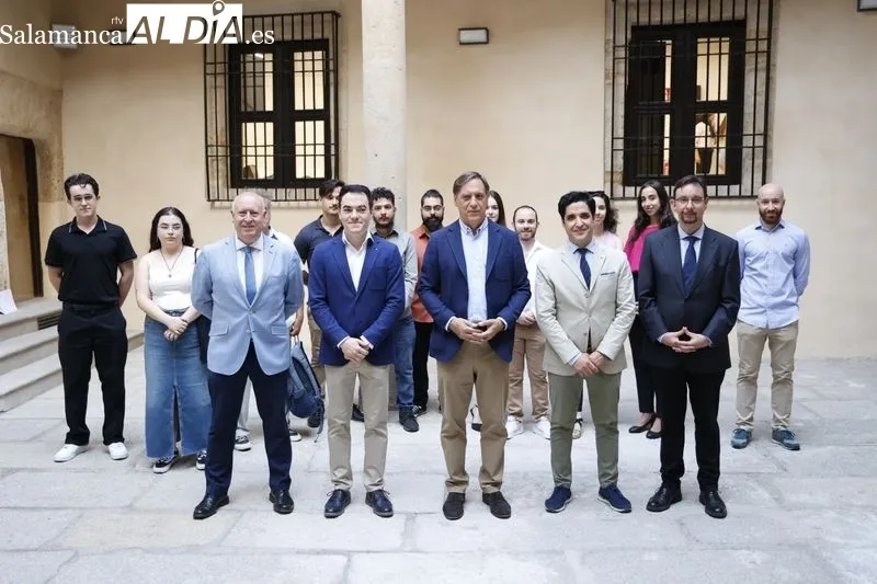 El alcalde de Salamanca, Carlos García Carbayo, el subdirector de la Fundación General de la Universidad, Luis Rodríguez, y el CEO de Startup Olé Accelerator, Emilio Corchado, firman un convenio de colaboración para la celebración de Startup Olé 2023. Fot