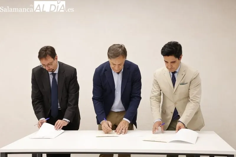 El alcalde de Salamanca, Carlos García Carbayo, el subdirector de la Fundación General de la Universidad, Luis Rodríguez, y el CEO de Startup Olé Accelerator, Emilio Corchado, firman un convenio de colaboración para la celebración de Startup Olé 2023. Fot