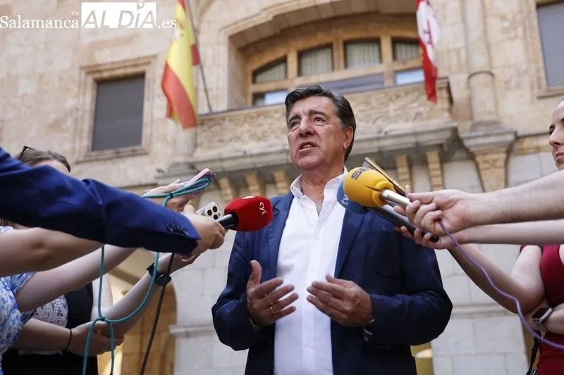El cabeza de lista al Congreso del PP de Salamanca, José Antonio Bermúdez de Castro, ejerce su derecho al voto. Fotos: David Sañudo