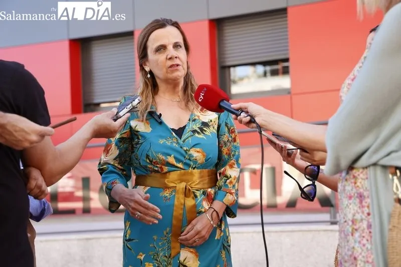 Gonzalo Robles y Esther del Brío, candidatos del PP por Salamanca al Senado, junto al Centro de IoT e Inteligencia Artifical, en Puente Ladrillo. Foto de David Sañudo