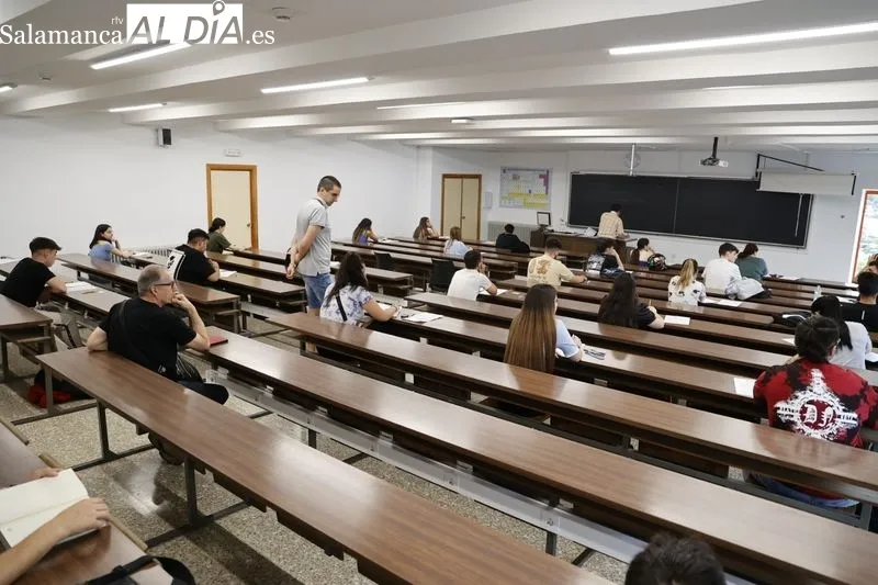 Estudiantes salmantinos en la en la Facultad de Ciencias con motivo de la convocatoria extraordinaria de la EBAU