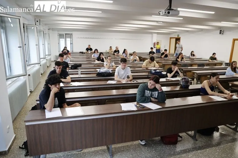 Estudiantes salmantinos en la en la Facultad de Ciencias con motivo de la convocatoria extraordinaria de la EBAU