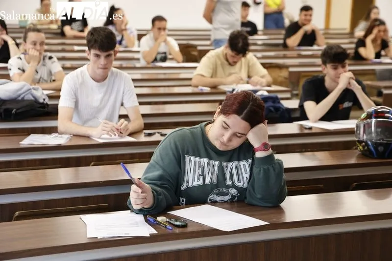 Estudiantes salmantinos en la en la Facultad de Ciencias con motivo de la convocatoria extraordinaria de la EBAU