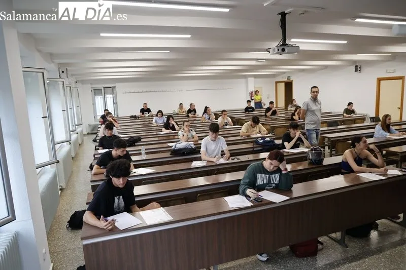 Estudiantes salmantinos en la en la Facultad de Ciencias con motivo de la convocatoria extraordinaria de la EBAU