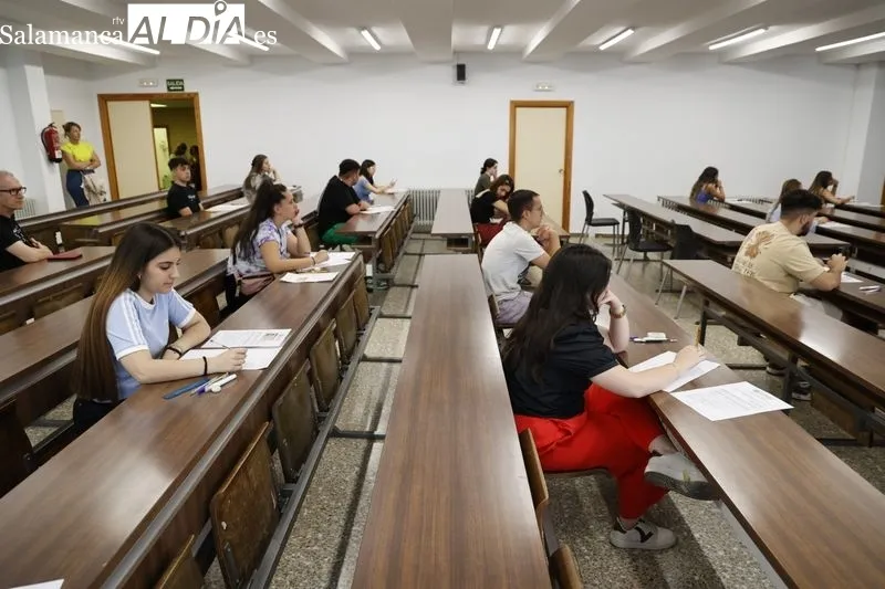 Estudiantes salmantinos en la en la Facultad de Ciencias con motivo de la convocatoria extraordinaria de la EBAU