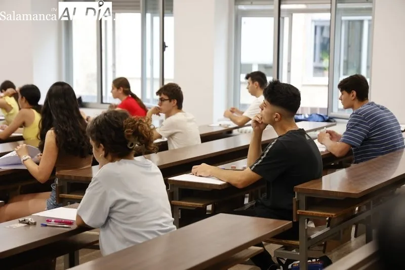 Estudiantes salmantinos en la en la Facultad de Ciencias con motivo de la convocatoria extraordinaria de la EBAU