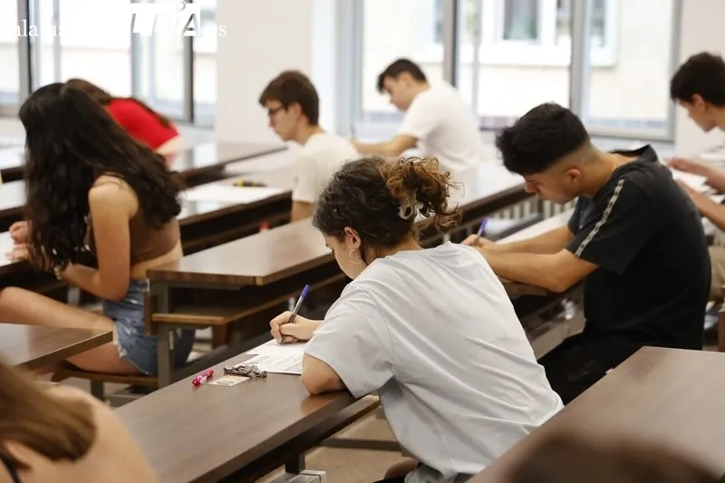 Estudiantes salmantinos en la en la Facultad de Ciencias con motivo de la convocatoria extraordinaria de la EBAU