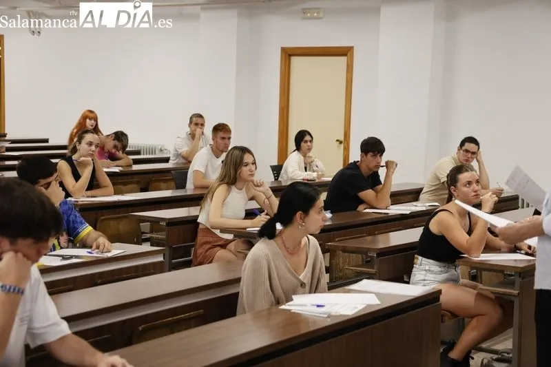 Estudiantes salmantinos en la en la Facultad de Ciencias con motivo de la convocatoria extraordinaria de la EBAU