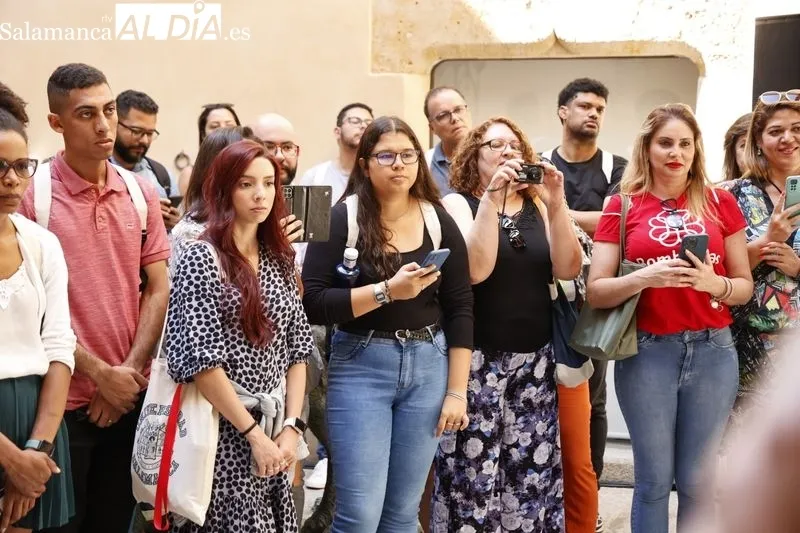 El alcalde de Salamanca, Carlos García Carbayo, recibe a alumnos y profesores de Cursos Internacionales de la Universidad de Salamanca. Foto de David Sañudo