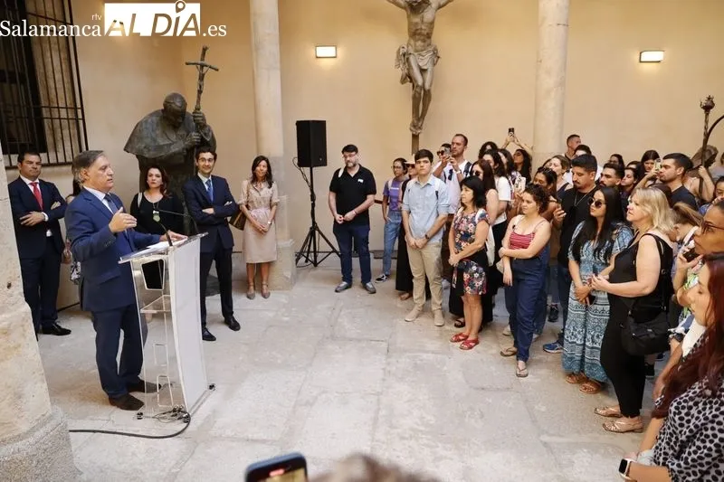 El alcalde de Salamanca, Carlos García Carbayo, recibe a alumnos y profesores de Cursos Internacionales de la Universidad de Salamanca. Foto de David Sañudo