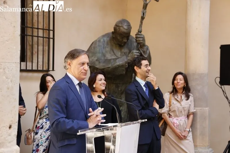 El alcalde de Salamanca, Carlos García Carbayo, recibe a alumnos y profesores de Cursos Internacionales de la Universidad de Salamanca. Foto de David Sañudo
