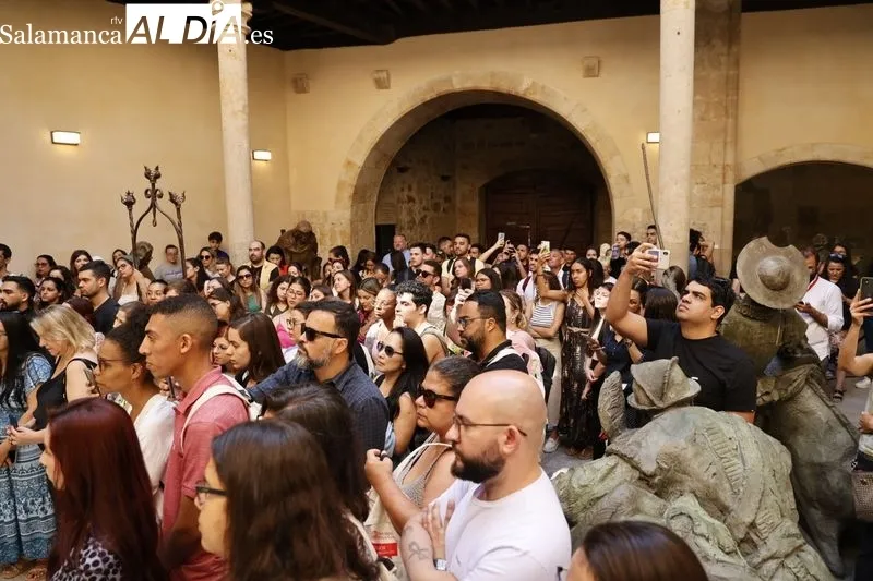 El alcalde de Salamanca, Carlos García Carbayo, recibe a alumnos y profesores de Cursos Internacionales de la Universidad de Salamanca. Foto de David Sañudo