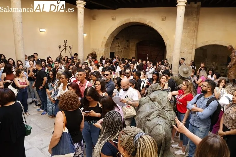 El alcalde de Salamanca, Carlos García Carbayo, recibe a alumnos y profesores de Cursos Internacionales de la Universidad de Salamanca. Foto de David Sañudo