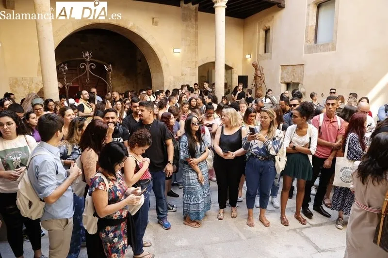 El alcalde de Salamanca, Carlos García Carbayo, recibe a alumnos y profesores de Cursos Internacionales de la Universidad de Salamanca. Foto de David Sañudo