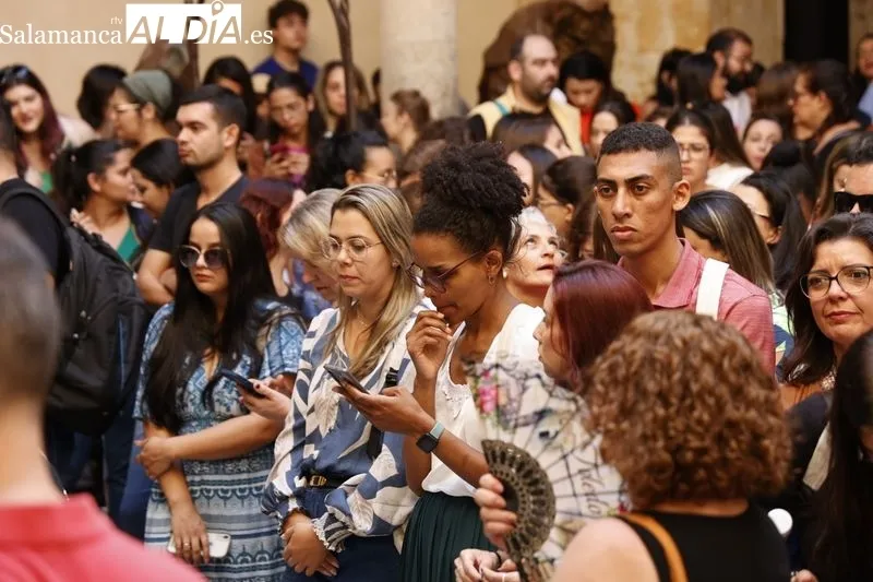 El alcalde de Salamanca, Carlos García Carbayo, recibe a alumnos y profesores de Cursos Internacionales de la Universidad de Salamanca. Foto de David Sañudo