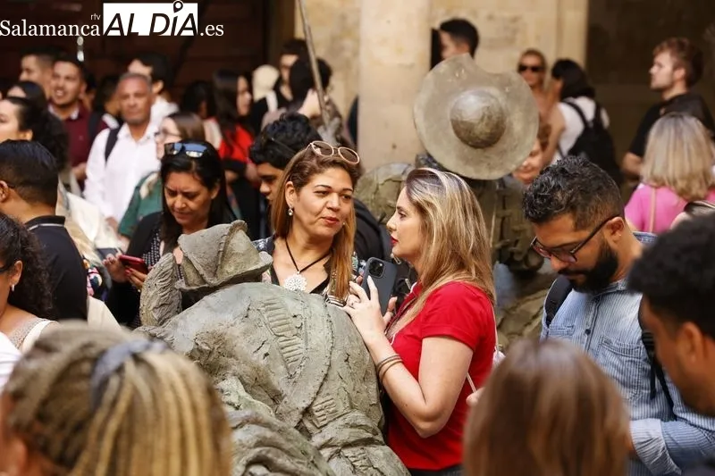 El alcalde de Salamanca, Carlos García Carbayo, recibe a alumnos y profesores de Cursos Internacionales de la Universidad de Salamanca. Foto de David Sañudo