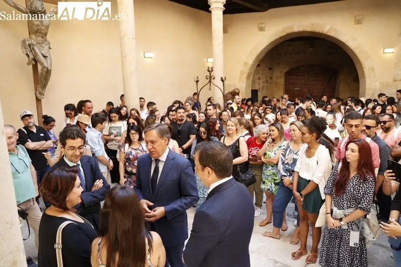 El alcalde de Salamanca, Carlos García Carbayo, recibe a alumnos y profesores de Cursos Internacionales de la Universidad de Salamanca. Foto de David Sañudo