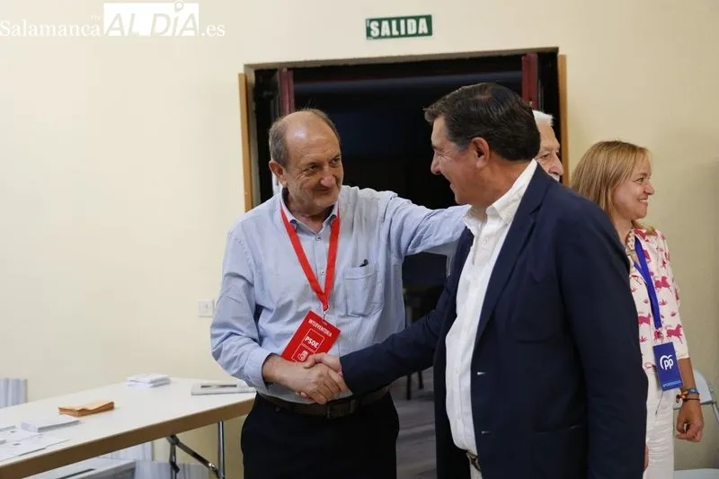 El cabeza de lista al Congreso del PP de Salamanca, José Antonio Bermúdez de Castro, ejerce su derecho al voto. Fotos: David Sañudo