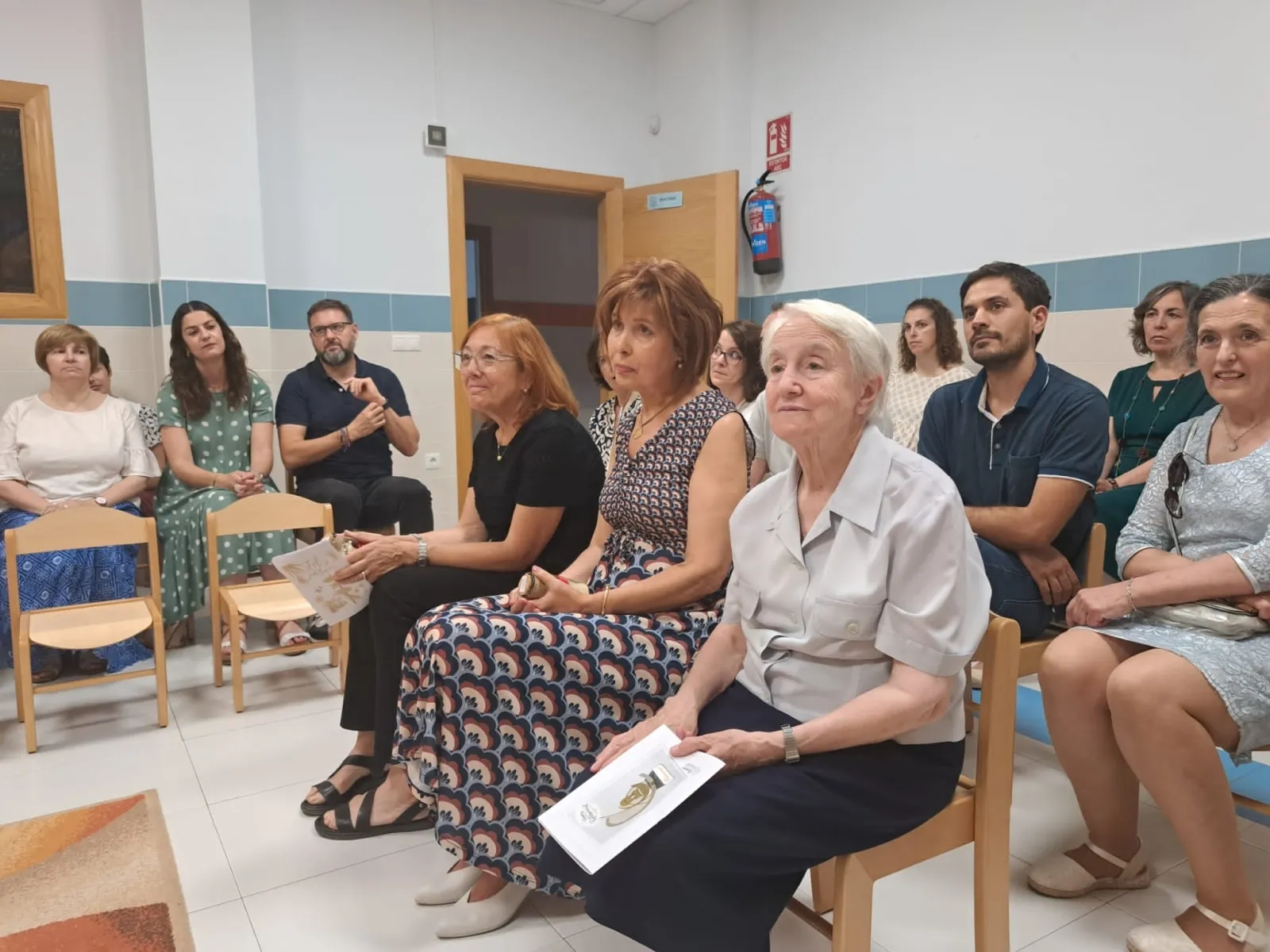 Foto 3 - Las hist&oacute;ricas profesoras Mari Carmen N&uacute;&ntilde;ez y Mari Carmen Dosuna reciben una emotiva despedida por jubilaci&oacute;n en el colegio La Encarnaci&oacute;n 