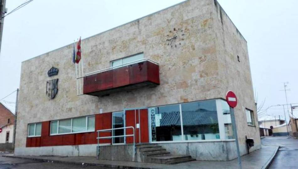 El Ayuntamiento de Doñinos denuncia ante la Guardia Civil el robo del césped de su parque infantil