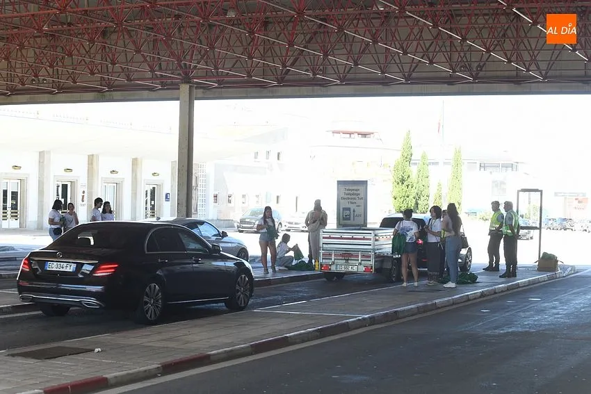 Foto 11 - Voluntarios de la JMJ dan la bienvenida en las antiguas aduanas a los que entran en Portugal