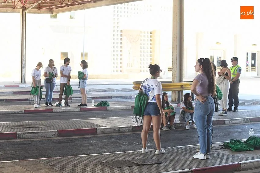 Foto 10 - Voluntarios de la JMJ dan la bienvenida en las antiguas aduanas a los que entran en Portugal