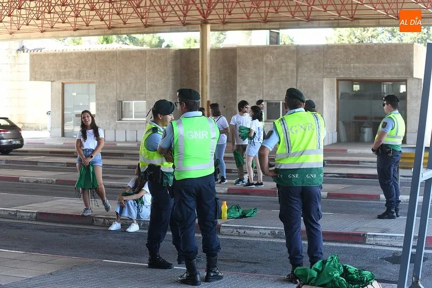 Foto 9 - Voluntarios de la JMJ dan la bienvenida en las antiguas aduanas a los que entran en Portugal