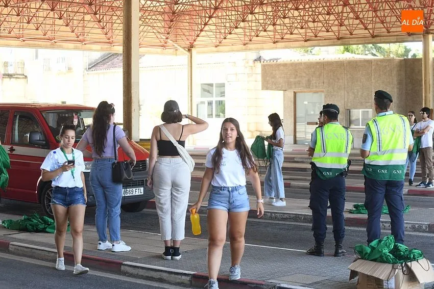Foto 8 - Voluntarios de la JMJ dan la bienvenida en las antiguas aduanas a los que entran en Portugal