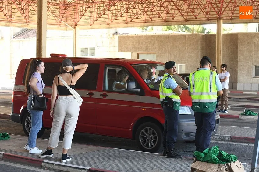 Foto 7 - Voluntarios de la JMJ dan la bienvenida en las antiguas aduanas a los que entran en Portugal