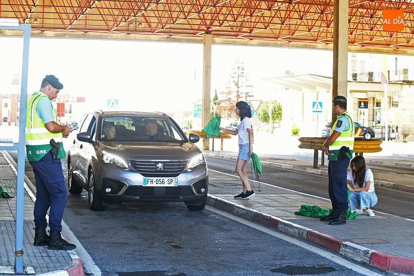 Foto 2 - Voluntarios de la JMJ dan la bienvenida en las antiguas aduanas a los que entran en Portugal
