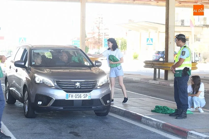 Foto 6 - Voluntarios de la JMJ dan la bienvenida en las antiguas aduanas a los que entran en Portugal
