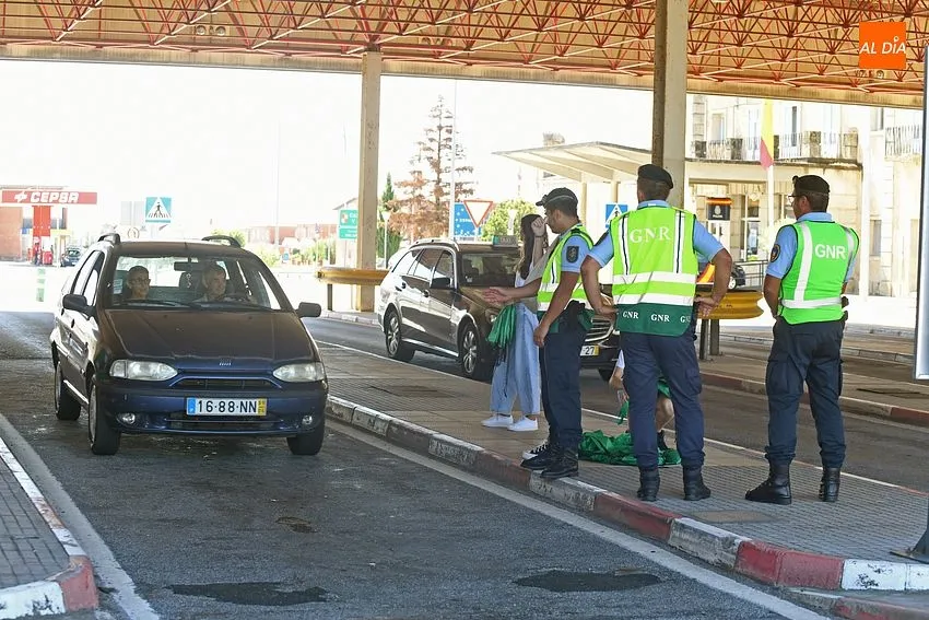 Foto 5 - Voluntarios de la JMJ dan la bienvenida en las antiguas aduanas a los que entran en Portugal