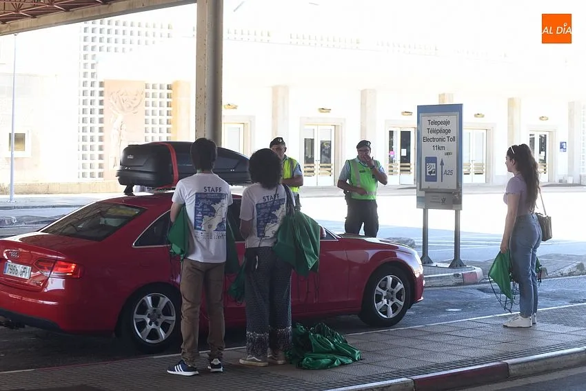Foto 4 - Voluntarios de la JMJ dan la bienvenida en las antiguas aduanas a los que entran en Portugal