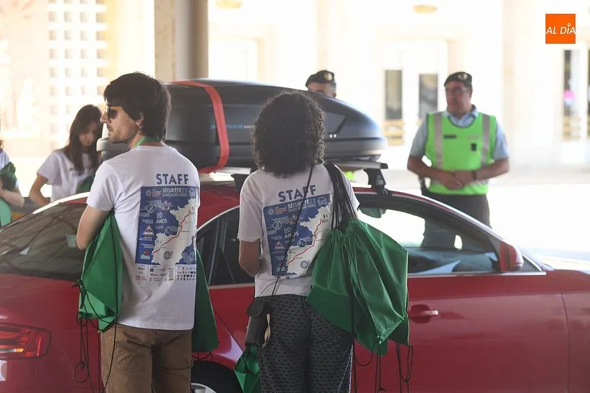 Foto 3 - Voluntarios de la JMJ dan la bienvenida en las antiguas aduanas a los que entran en Portugal