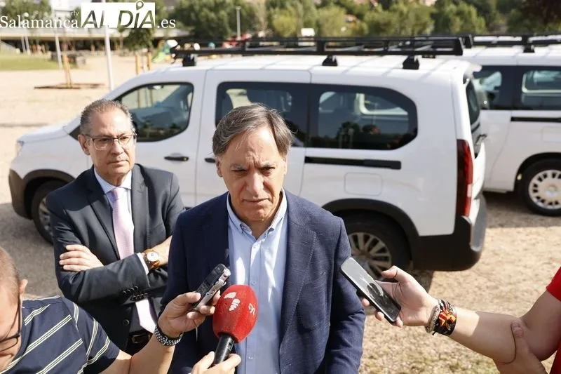 Presentación de las nuevas furgonetas eléctricas del Servicio de Mantenimiento del Ayuntamiento de Salamanca. Foto David Sañudo