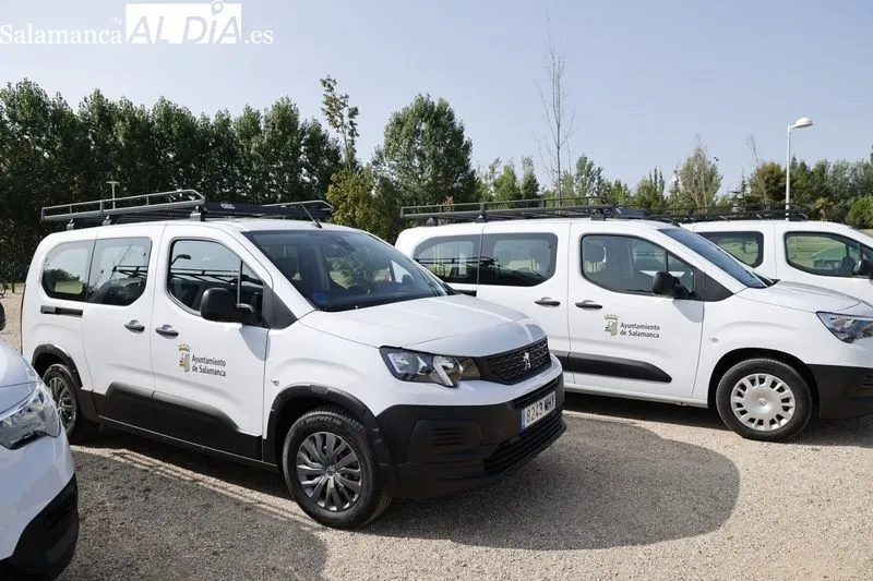 Presentación de las nuevas furgonetas eléctricas del Servicio de Mantenimiento del Ayuntamiento de Salamanca. Foto David Sañudo