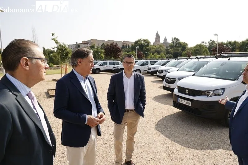 Presentación de las nuevas furgonetas eléctricas del Servicio de Mantenimiento del Ayuntamiento de Salamanca. Foto David Sañudo
