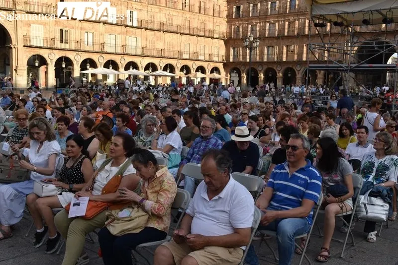 Foto 3 - La Orquesta Sinf&oacute;nica de Castilla y Le&oacute;n Joven deleita a una Plaza Mayor repleta