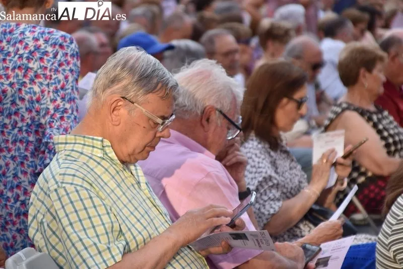 Foto 14 - La Orquesta Sinf&oacute;nica de Castilla y Le&oacute;n Joven deleita a una Plaza Mayor repleta
