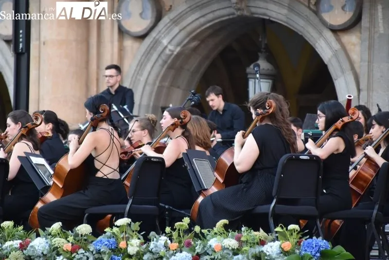 Foto 31 - La Orquesta Sinf&oacute;nica de Castilla y Le&oacute;n Joven deleita a una Plaza Mayor repleta