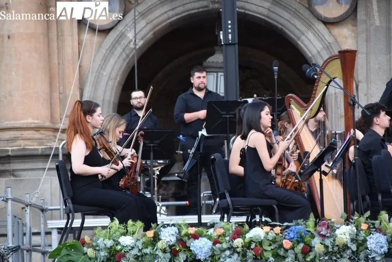 Foto 28 - La Orquesta Sinf&oacute;nica de Castilla y Le&oacute;n Joven deleita a una Plaza Mayor repleta
