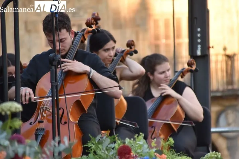 Foto 25 - La Orquesta Sinf&oacute;nica de Castilla y Le&oacute;n Joven deleita a una Plaza Mayor repleta