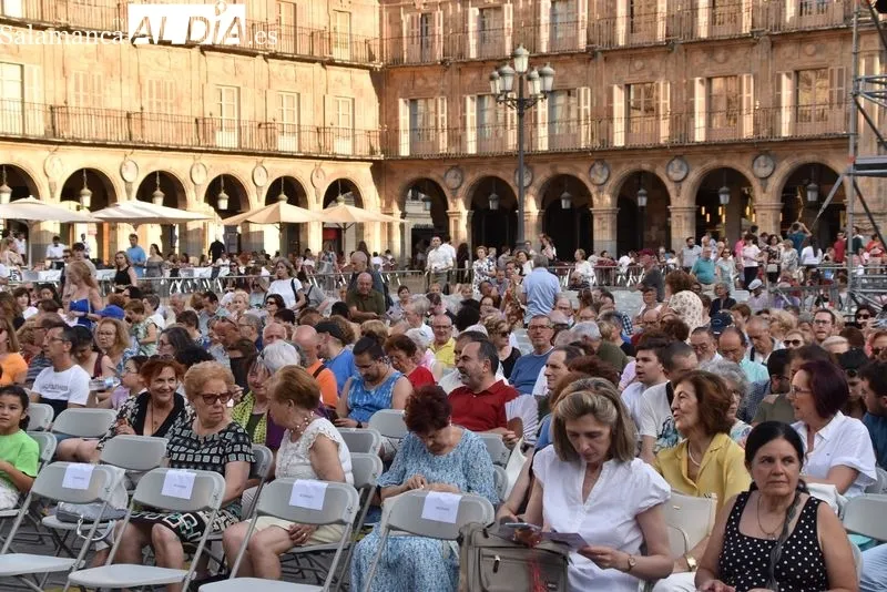 Foto 5 - La Orquesta Sinf&oacute;nica de Castilla y Le&oacute;n Joven deleita a una Plaza Mayor repleta