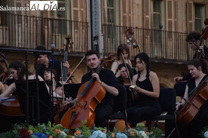 Foto 22 - La Orquesta Sinf&oacute;nica de Castilla y Le&oacute;n Joven deleita a una Plaza Mayor repleta