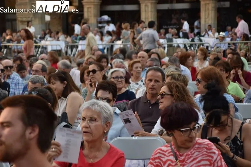 Foto 19 - La Orquesta Sinf&oacute;nica de Castilla y Le&oacute;n Joven deleita a una Plaza Mayor repleta